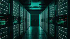 Imagen de una sala de servidores con filas de servidores con Windows Server 2022. Los servidores deben estar ordenados y bien iluminados, lo que sugiere una infraestructura de TI bien mantenida y eficiente.